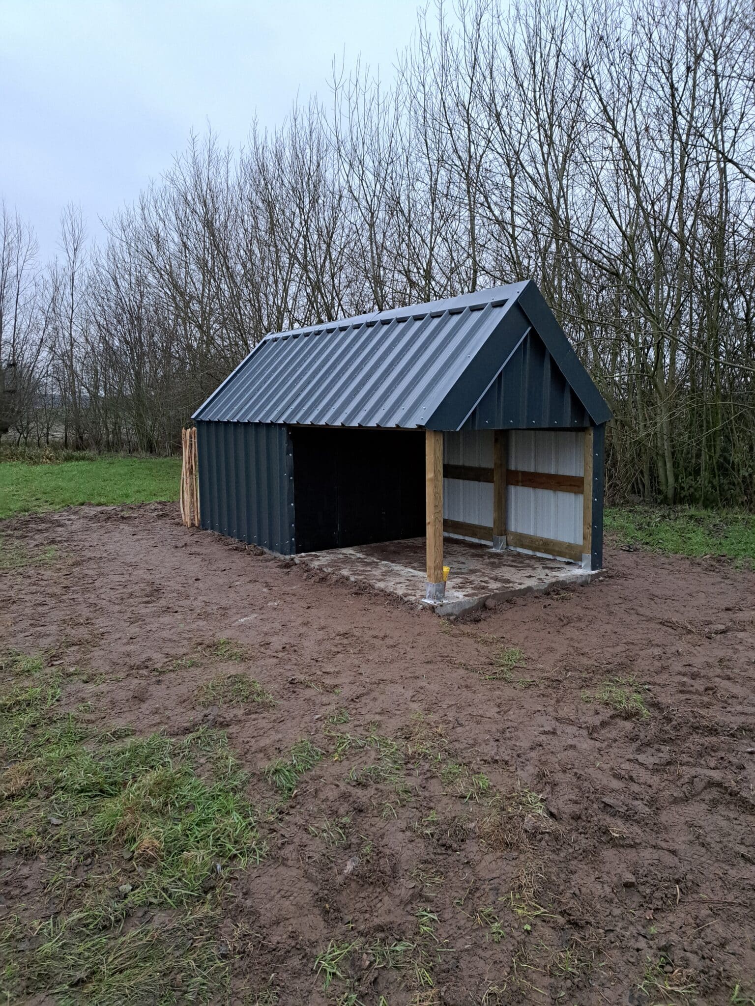 stal buiten tuin