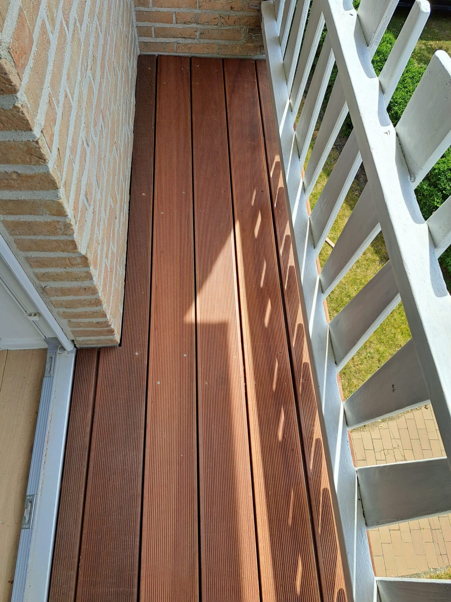 Strak terras van Massaranduba vakkundig gelegd
