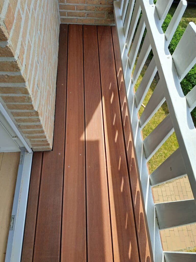 Strak terras van Massaranduba vakkundig gelegd